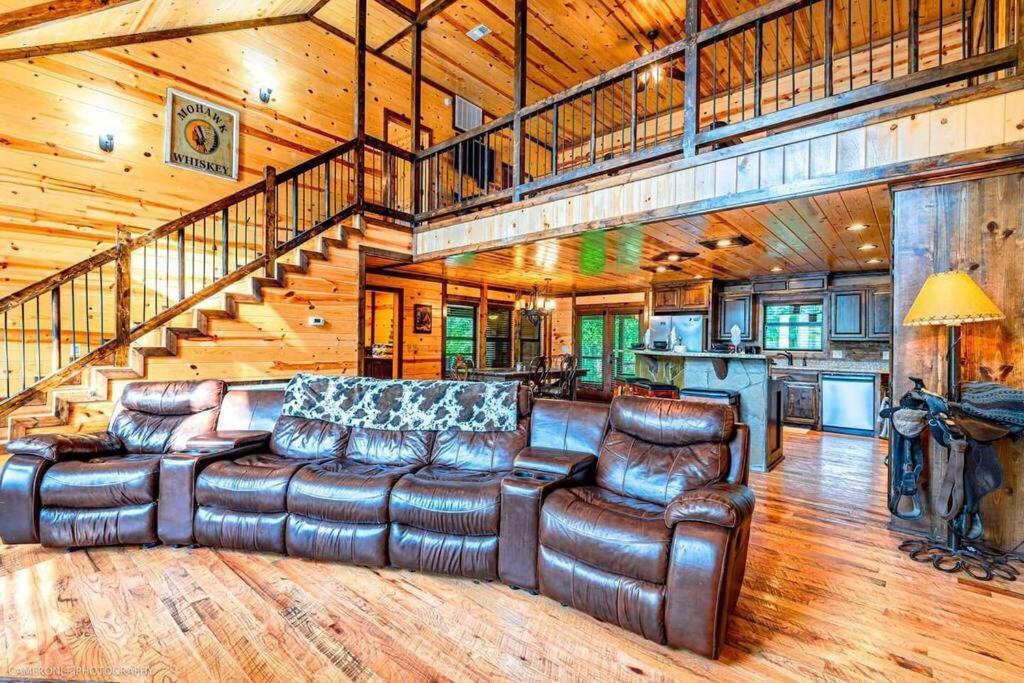 Iron Horse Lodge Sleeps 18, Games, Fire Pit, Hot Tub, Ev, More Broken Bow Exterior foto